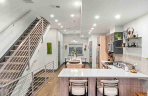 West Colfax House | Luxury Townhouse w/Rooftop Hot Tub & Mountain Viewsn