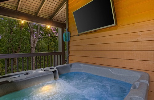 Cleveland Cabin | Luxury Treehouse Retreat with Sauna, Wellness Loft, and Creekside Serenity