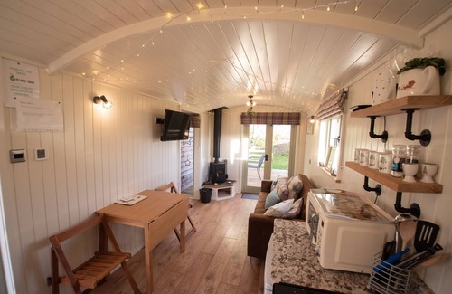 Tywyn Cabin | Luxury Twin Shepherds Hut - Cosy & Romantic