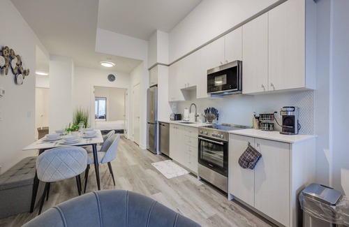 Kitchener Condo | Luxury Two Bedroom Condo w/King Bed & Gym