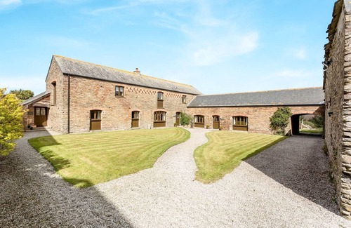 Wadebridge House | Luxury unique 4 bed barn sleeping 8 with stunning rural views near Padstow
