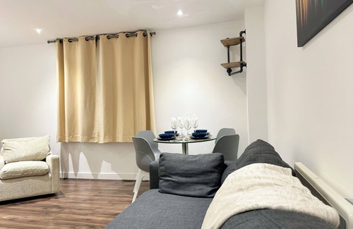 Basingstoke Apartment | Luxury Urban Retreat in Basingstoke, by Edensn