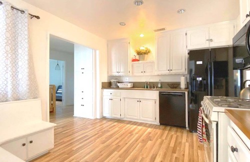 Sherwood Forest and Thistle Development House | 🌻🎈Luxury vacation home 8 minutes to Disneyland & Knott’s Berry farm✨5Br/2Ba☀️