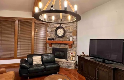 Surrey Villa | Luxury Vacation Home in Park