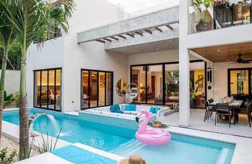Tulum Villa | Luxury Villa for 12, Heated Pool, Lounges, Bathtub