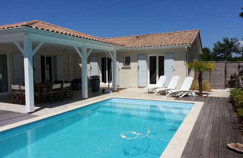 Hourtin Villa | Luxury villa on the lake, next to the forest and close to the beach.