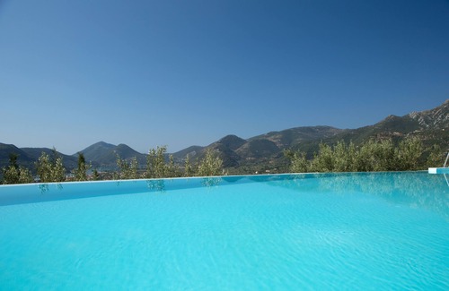 Nidri Villa | Luxury villa overlooking the sea with private pool-Villa Rose