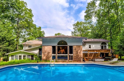 East Stroudsburg House | Luxury Villa, SKI SHAWNEE/ BUSHKILL/PRIVATE 36' POOL/Hot Tub/Firepit