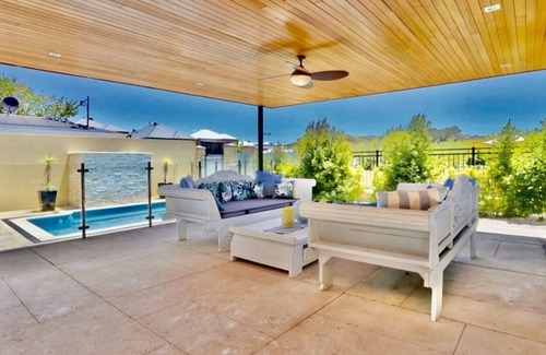 Munster House | LUXURY VILLA W POOL & SPAS