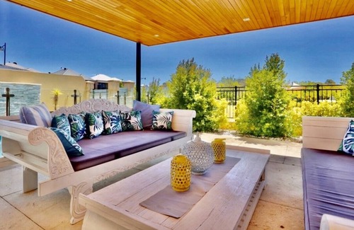 Munster House | LUXURY VILLA W POOL & SPAS