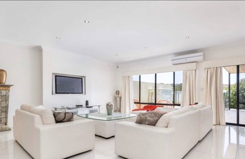 Munster House | LUXURY VILLA W POOL & SPAS