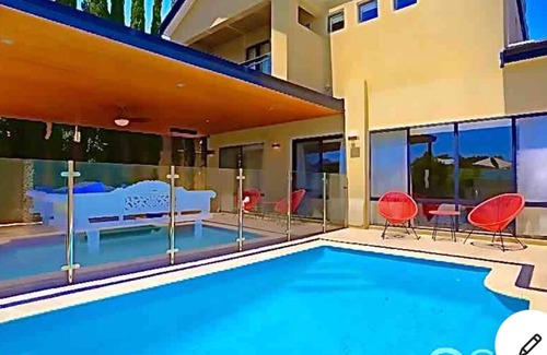 Munster House | LUXURY VILLA W POOL & SPAS