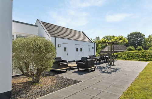 Ouddorp Villa | Luxury villa with XXL JACUZZI for max. 16 persons.