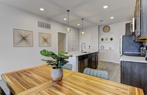 Fishers Apartment | *LUXURY WALK IN THE PARK-3* - 1 KING BED