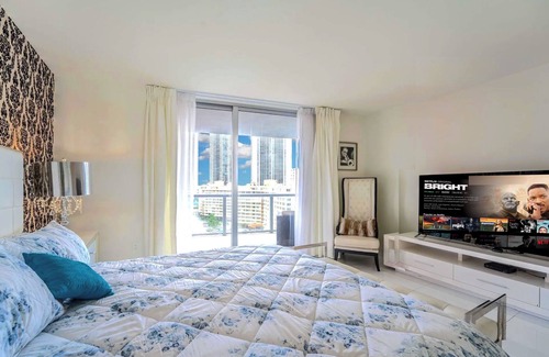 Hallandale Beach Resort | Luxury Water view Apartment 3/3 in Hallandale