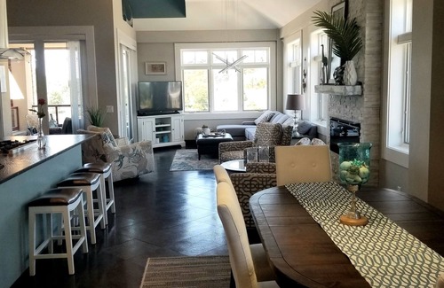 Grand Haven Condo | Luxury Waterfront Condo in dwtn, steps to shops, Wifi w/Roku, rooftop deck!