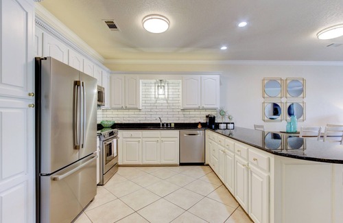 Lakeland Condo | Luxury WATERFRONT Condo on Lake Hamilton w /1-Car Garage. Min 30 day rental.