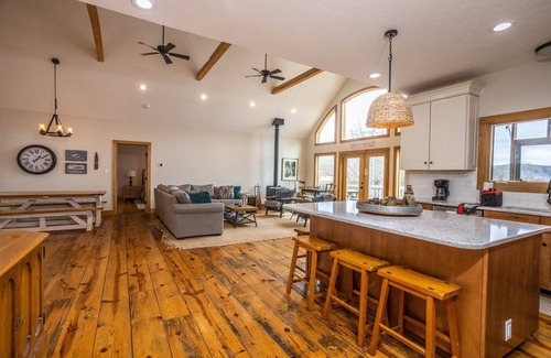 Dublin Cabin | Luxury Waterfront Home on Claytor Lake 5BS12