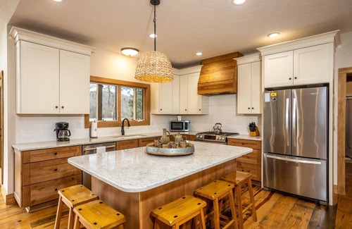 Dublin Cabin | Luxury Waterfront Home on Claytor Lake 5BS12