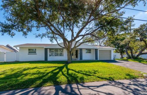 Garden Isles House | Luxury Waterfront Oasis in Pompano Beach