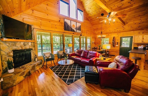 Draper Cabin | Luxury Waterfront/Sauna on New River! 2BS6