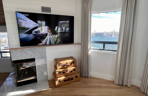 Hollywood Villa | Luxury waterfront! The Pagoda Beach House
