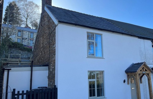Minera Cottage | Luxury Welsh cottage, great location, parking