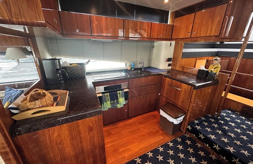East Town Boat Rental | LUXURY YACHT IN DOWNTOWN MILWAUKEE 3BR, KITCHEN, FLYBRIDGE, AMAZING VIEWS!