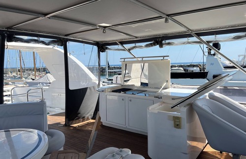Premia de Mar Boat Rental | Luxury yacht in marina de Badalona. Price for overnight stay in the whole yacht.