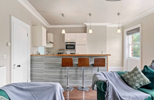 Wakefield Condo | Luxury Yorkshire Apartment 4 - Parking