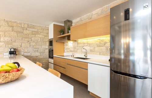 Platanias Town Villa | Luxus villa with Heated Pool 180m to the Beach, Restaurants Shops & Amenities