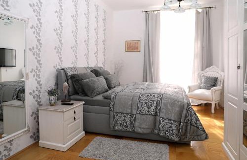 Caslav Apartment | Luxusní apartmán s empírovými freskami v centru Čáslavi