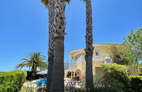 Praia da Luz Villa | LUZ, LAGOS, OCEAN VIEW, BBQ AIR-CON, WiFi landscaped garden