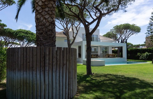 Cabo Roche Villa | Luz y Pinos; vistas al mar y los pinos