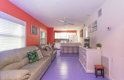 Parrot Cove Cottage | LW Historic District. 1.5 milles to beach. Pet friendly!