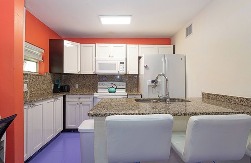 Parrot Cove Cottage | LW Historic District. 1.5 milles to beach. Pet friendly!