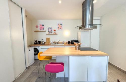 La Demi - Lune Apartment | Lyon funky flat piscine et parking