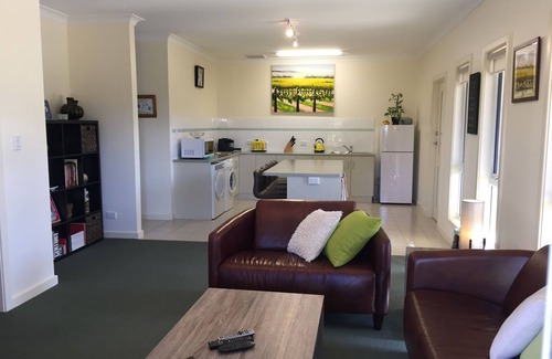 Upper Wakefield Bed & Breakfast | Lyreen's Apartment B&B