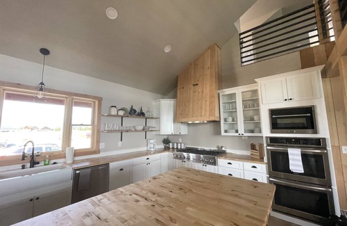 Island Park House | "Lythgoe" to the Lake🏚-Water Front 🏊‍♂Boating&Swim🚤HotTub🩱Lg Lawn🏐Sleeps 30