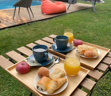 Angouleme Bed & Breakfast | Mérig'home Chambre BD climatisée dans maison avec piscine au calme en ville, SdB & toilettes privés
