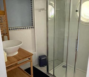 Angouleme Bed & Breakfast | Mérig'home Chambre BD climatisée dans maison avec piscine au calme en ville, SdB & toilettes privés