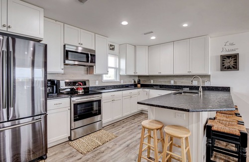 Surf City House | M&M Sandcastle - NEW BEACHFRONT Ranch - second home 612684