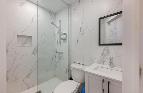 Mile End Apartment | M11 Gorgeous Modern 2BRSofaBedHeart of Plateau