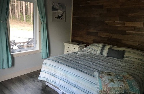 Maple City House | M22 Cabin ~ Just Minutes to Glen Arbor ~ Walk To Sleeping Bear Dunes Lakeshore!
