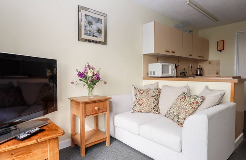 Chillington Cottage | MABEL'S VIEW, pet friendly, with a garden in East Allington, Devon