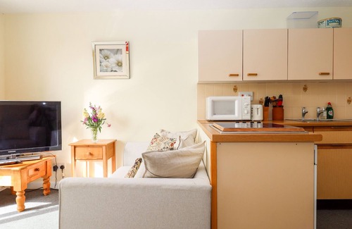 Chillington Cottage | MABEL'S VIEW, pet friendly, with a garden in East Allington, Devon