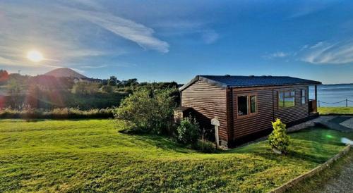 Broadford Apartment | MacKenzies Bothy - SeaFront Cabin