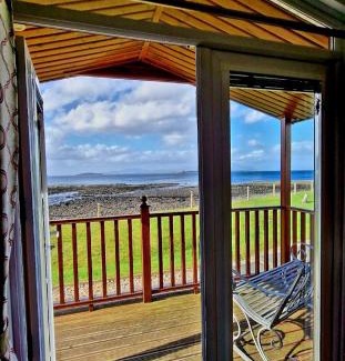 Broadford Apartment | MacKenzies Bothy - SeaFront Cabin