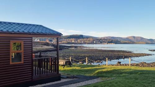 Broadford Apartment | MacKenzies Bothy - SeaFront Cabin