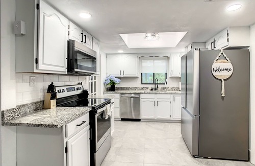 South Pinellas Community Council House | Mad Beach Bungalow w/Heated Pool - 4 Mins to Madeira Beach